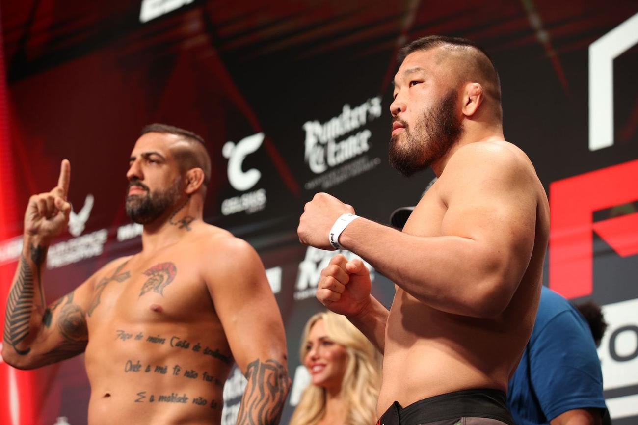 PFLで対戦するダニーロ・マルケス（左）と計量パス後に並ぶ石井慧（C）PFL MMA