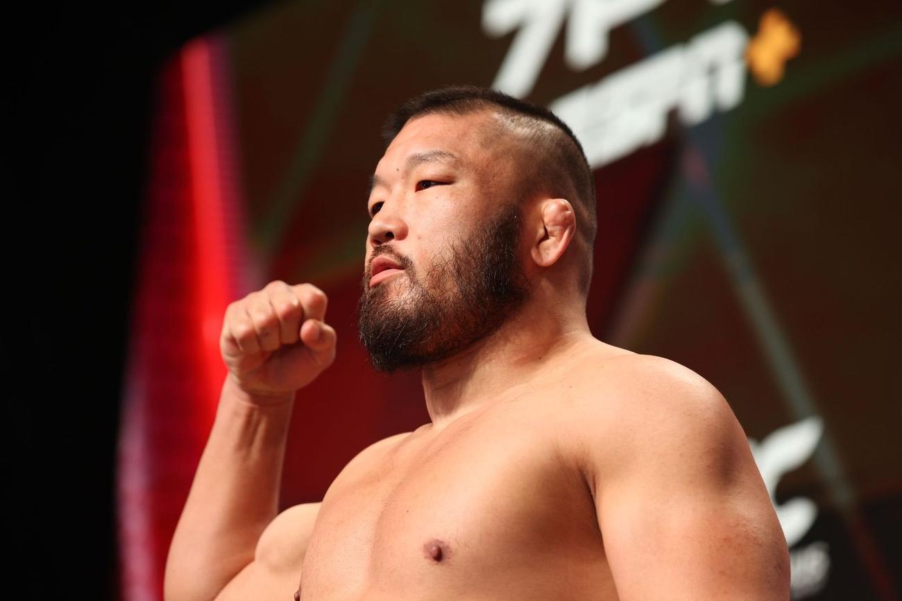 PFL計量セレモニーで右拳を握る石井慧（C）PFL MMA