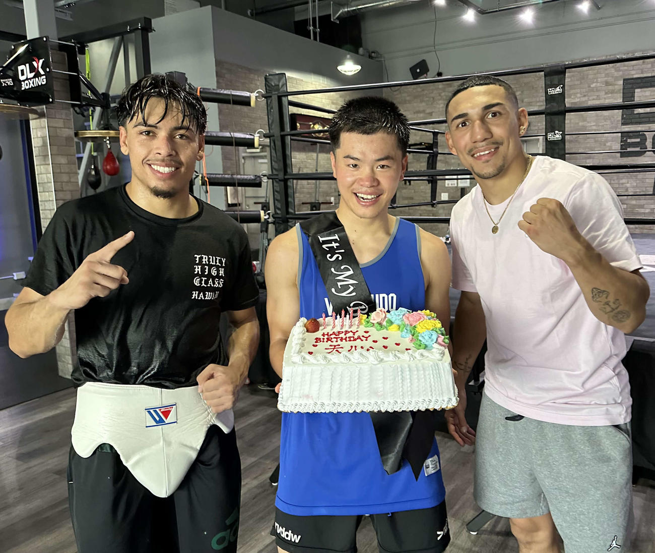 アンジェロ・レオ（左端）、テオフィモ・ロペス（右端）の元世界王者コンビに誕生日を祝ってもらう那須川天心（帝拳ジム提供）