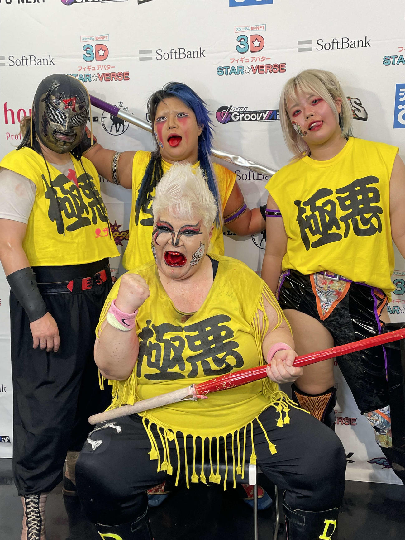極悪同盟のTシャツを着用し、8人タッグマッチに勝利した左から時計回りにZAP＆刀羅ナツコ＆琉悪夏＆ダンプ松本