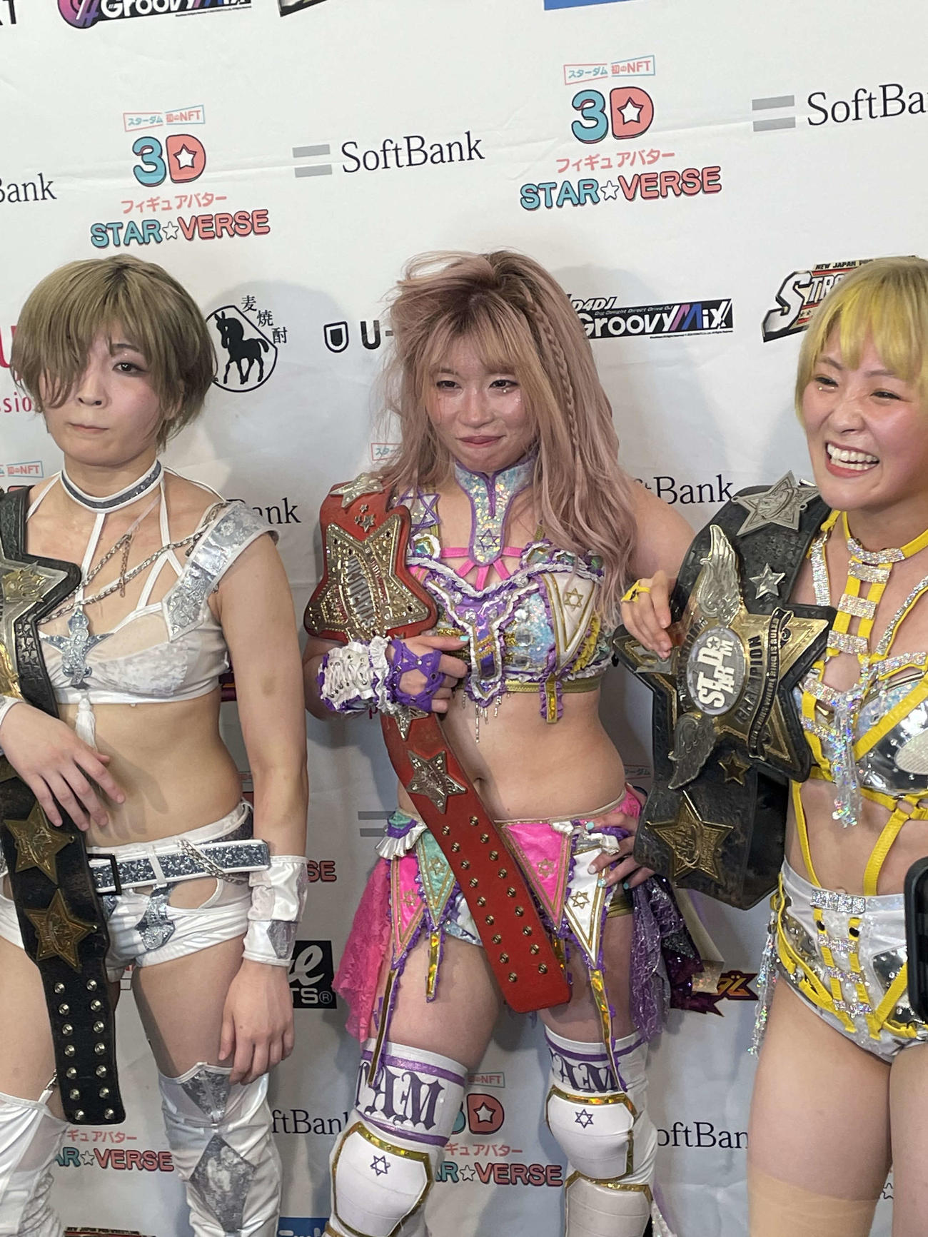 6人タッグマッチに勝利した左から安納サオリ＆中野たむ＆なつぽい