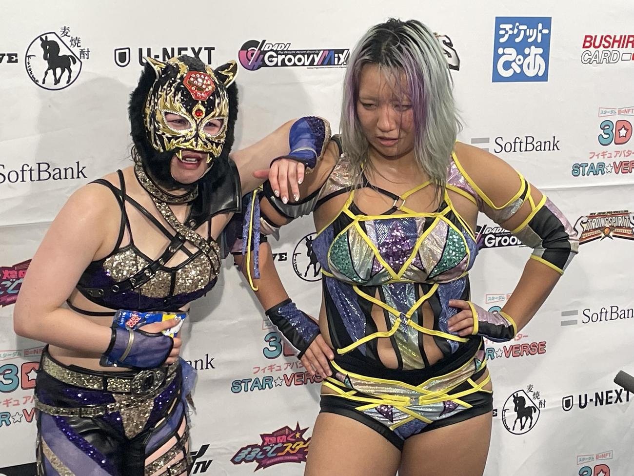 6人タッグマッチに敗れた、左からスターライト・キッド＆渡辺桃