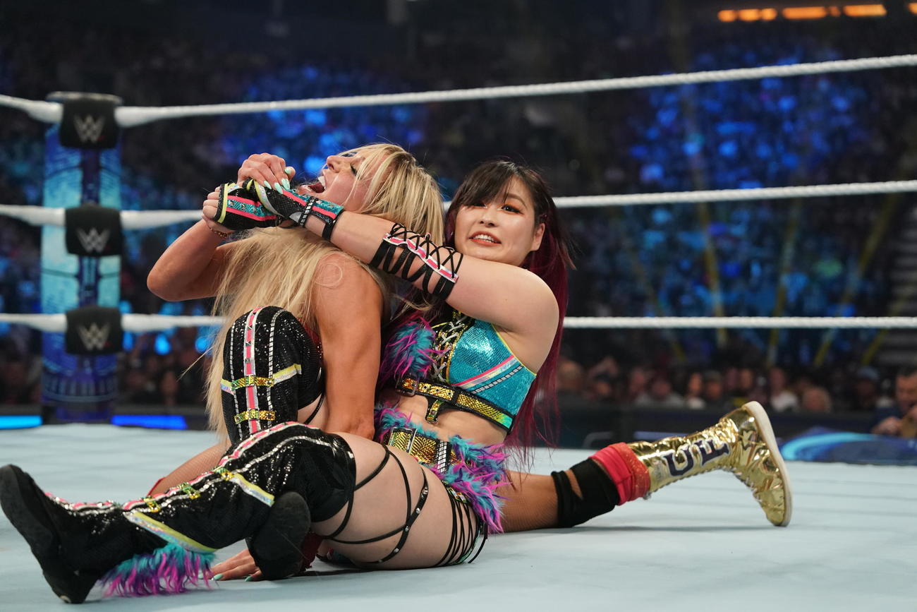シャーロット・フレアー（左）をクロスフェイスで絞めるWWE女子王者イヨ・スカイ（C）2023 WWE, Inc. All Rights Reserved.