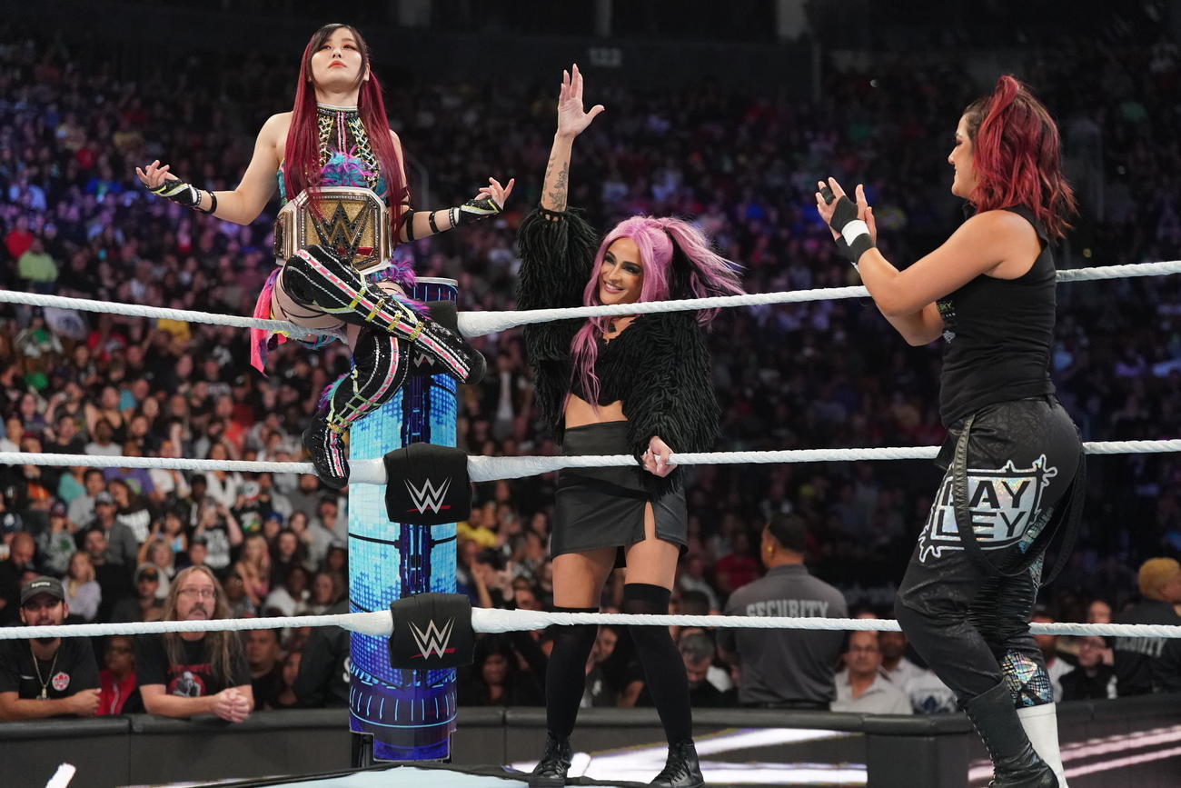 ベイリー（右端）、ダコタ・カイ（中央）に呼び込まれてリングに入るWWE女子王者イヨ・スカイ（C）2023 WWE, Inc. All Rights Reserved.