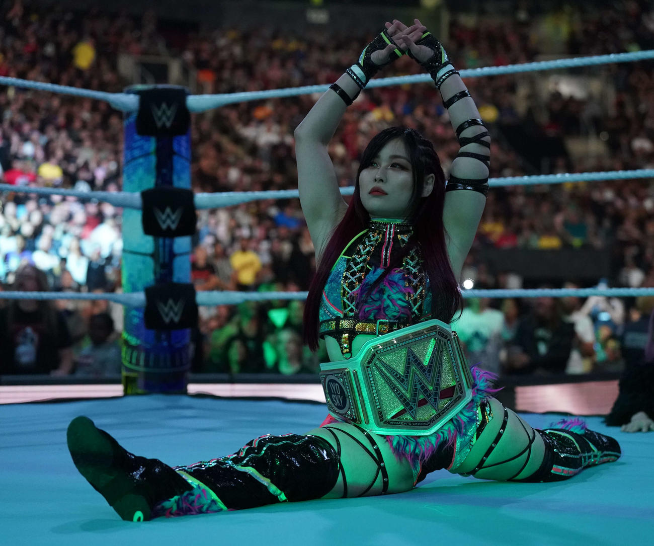リングインし、身体の柔軟性をみせつけるWWE女子王者イヨ・スカイ（C）2023 WWE, Inc. All Rights Reserved.