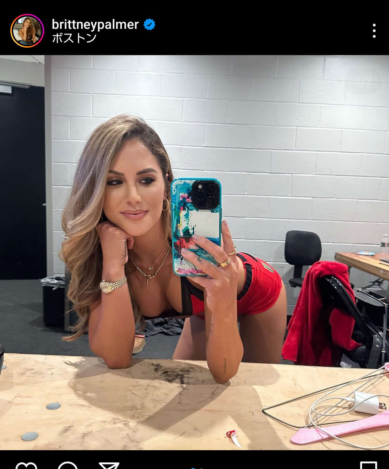 UFCラウンドガールのコスチュームの自撮り写真をSNSにアップロードしたブリトニー・パーマー（パーマー公式インスタグラムから）