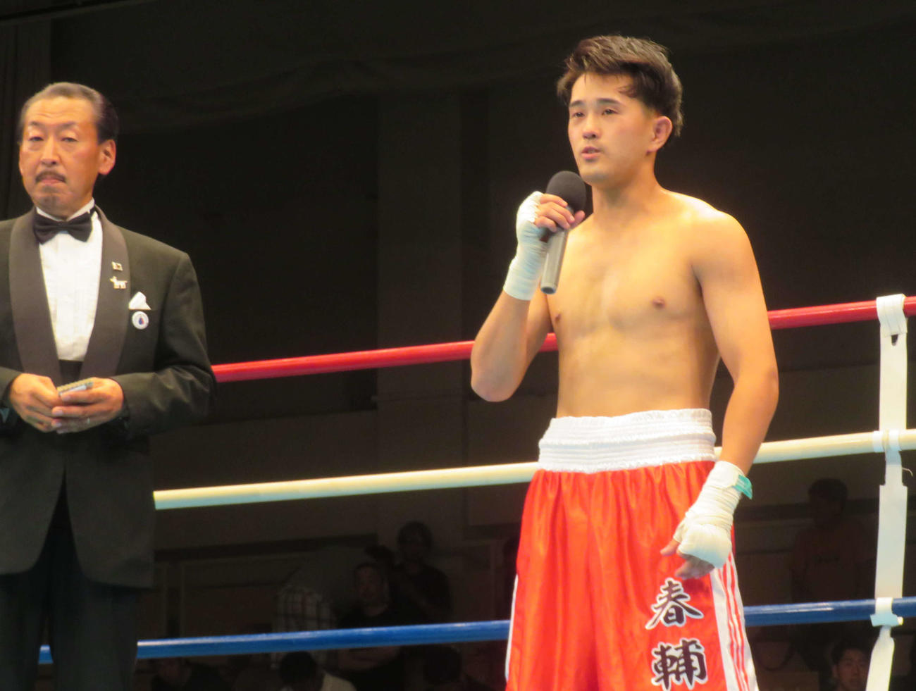 12月の日本ミニマム級挑戦者決定戦に向けて特別スパーリングをおこなった同級1位伊佐春輔（右）