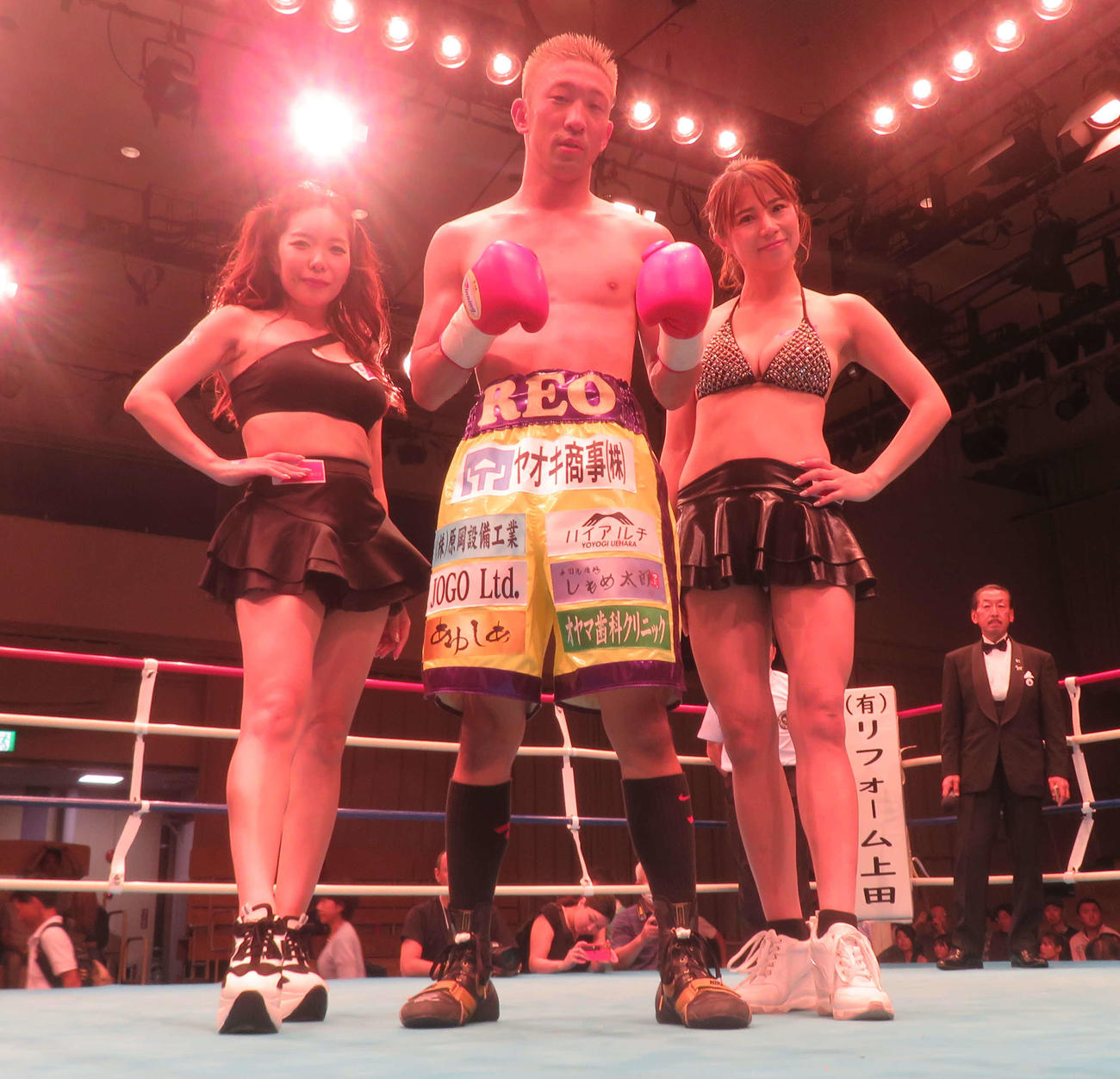白星プロデビューを飾った西岡（中央）