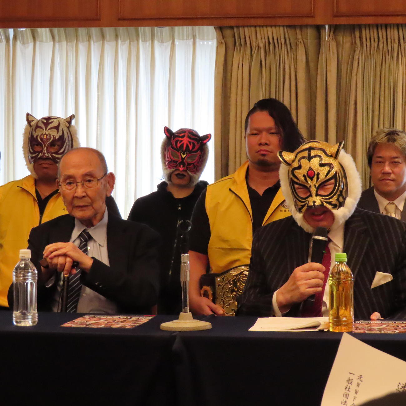 8・31の後楽園大会に向けた記者会見に出席した新間寿氏（前列左）と初代タイガーマスクこと、佐山サトル氏（前列右）（撮影・村山玄）