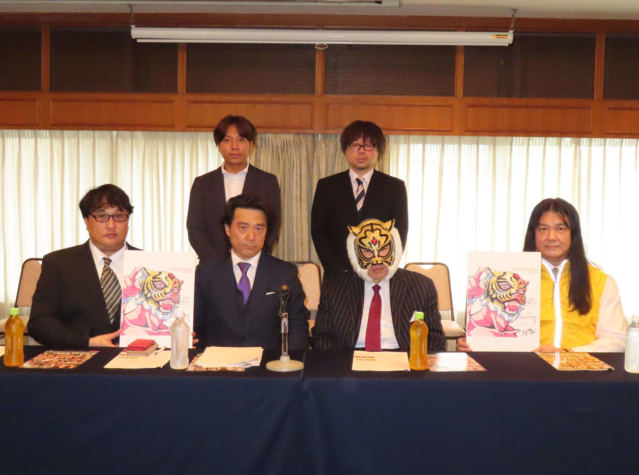 初代タイガーマスクNFTプロジェクトを発表した、ストロングスタイルプロレス代表の平井丈雅（前列左から2人目）と佐山サトル氏（同3人目）（撮影・村山玄）
