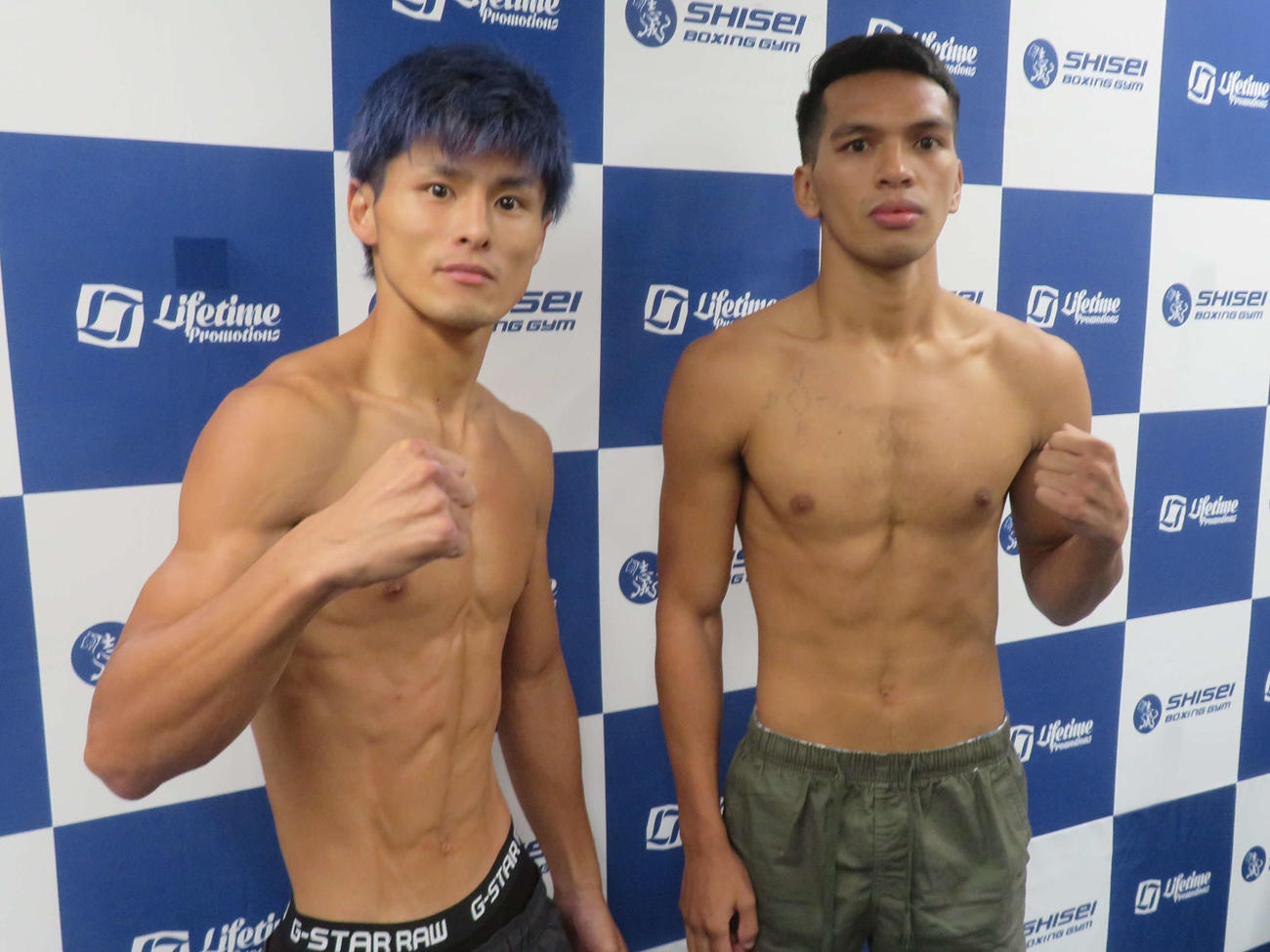 再起戦に向けて計量クリアした前WBOアジア・パシフィック・スーパーフェザー王者木村吉光（左）。右は対戦相手のジェスティン・テソロ