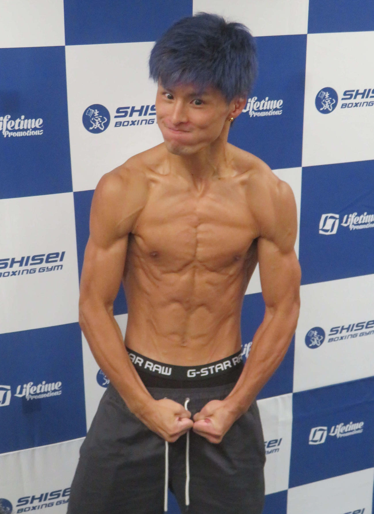 前日計量パス後、鍛えあげられたボディーを披露した前WBOアジア・パシフィック・スーパーフェザー級王者木村吉光