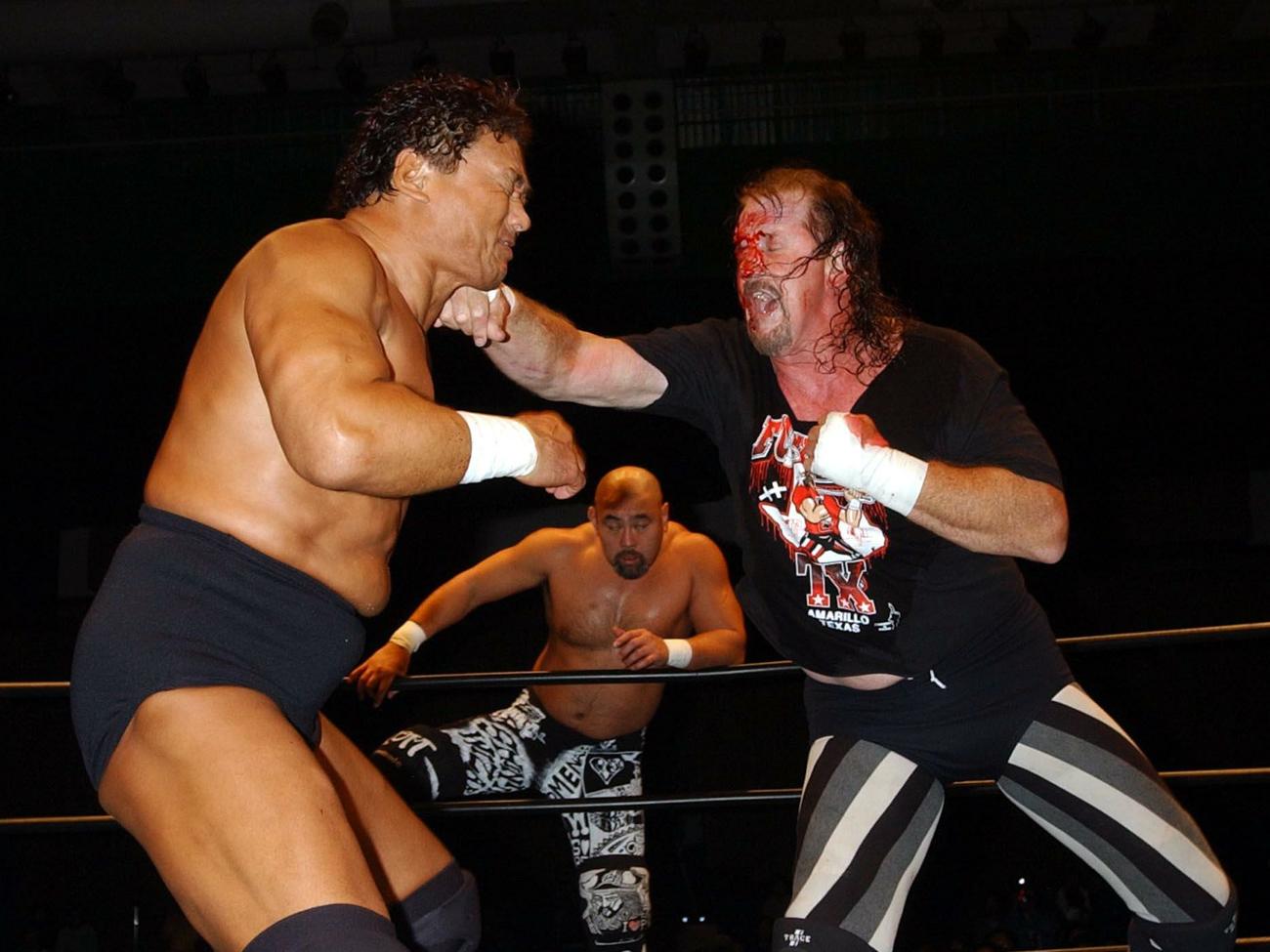 02年、テリー・ファンク（右）は天龍源一郎にパンチを浴びせる