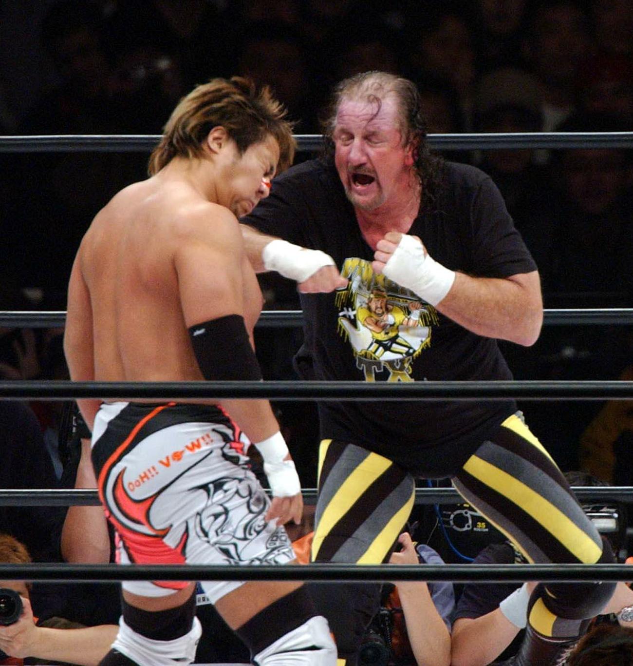 03年、テリー・ファンク（右）からエルボーを浴びる小島聡