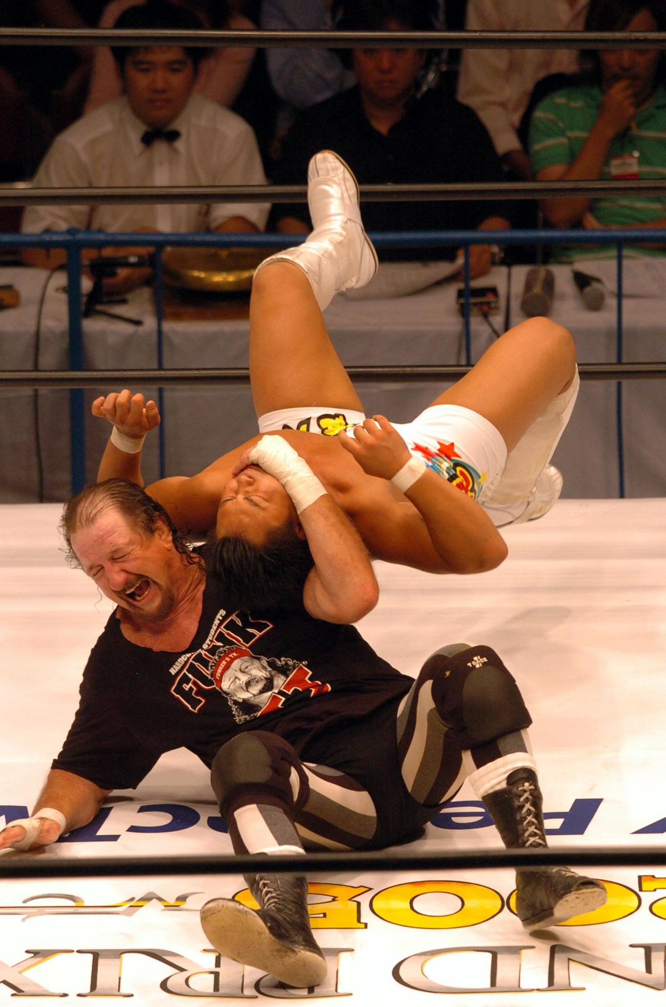 05年、テリー・ファンクは中嶋勝彦の首をつかみ投げる