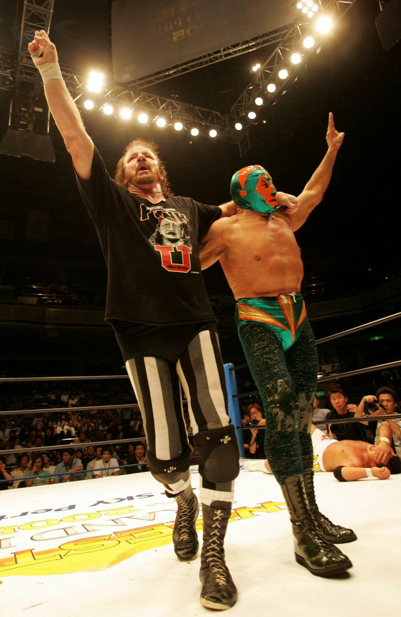 05年、勝ち名乗りを受けるミル・マスカラス（右）とテリー・ファンク