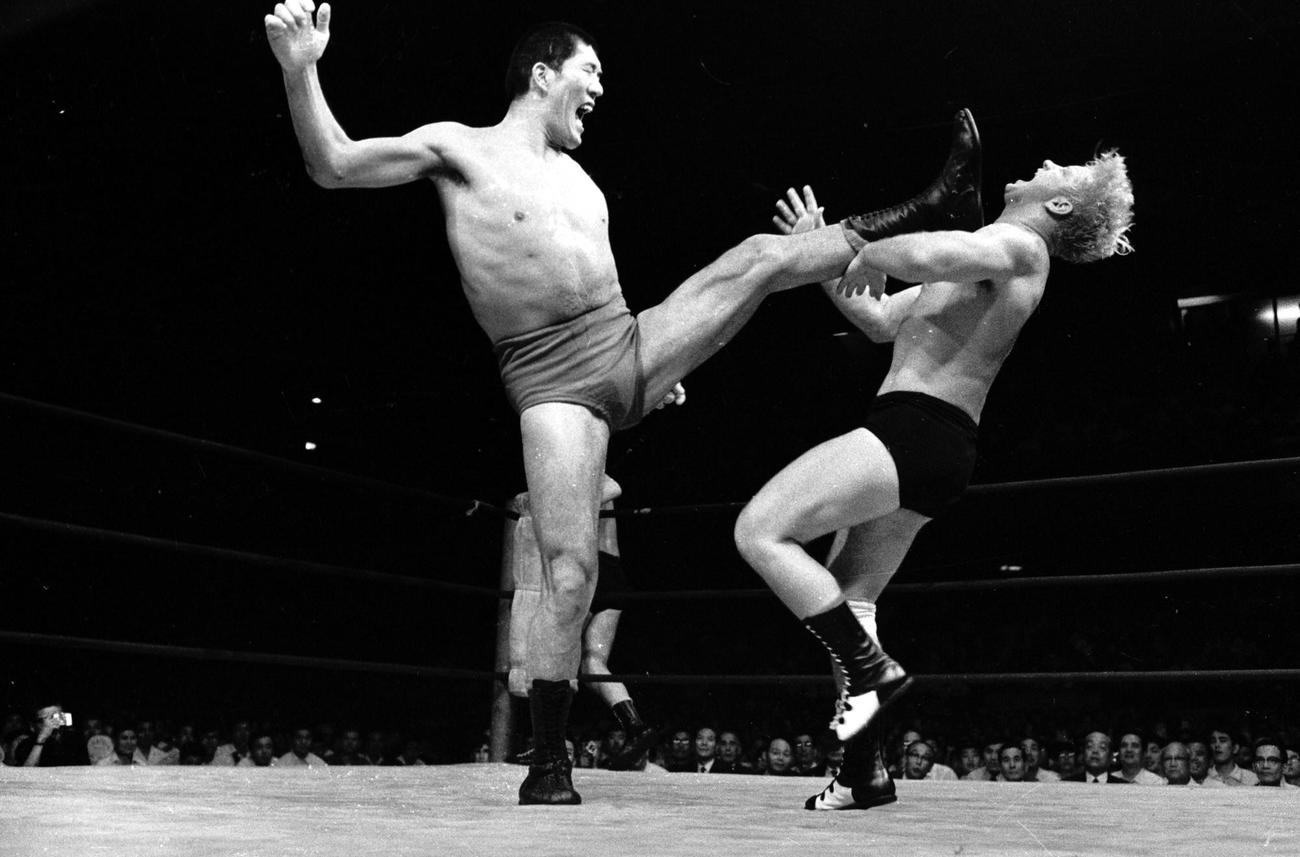 70年、ジャイアント馬場（左）の16文キックを浴びるテリー・ファンク