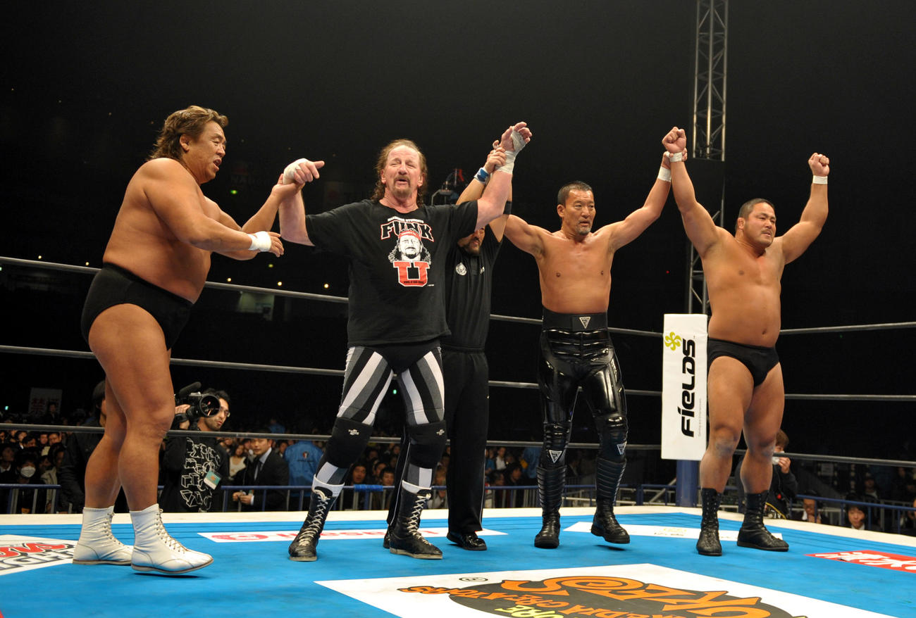 10年、勝ち名乗りを受ける、左から長州力、テリー・ファンク、蝶野正洋、中西学