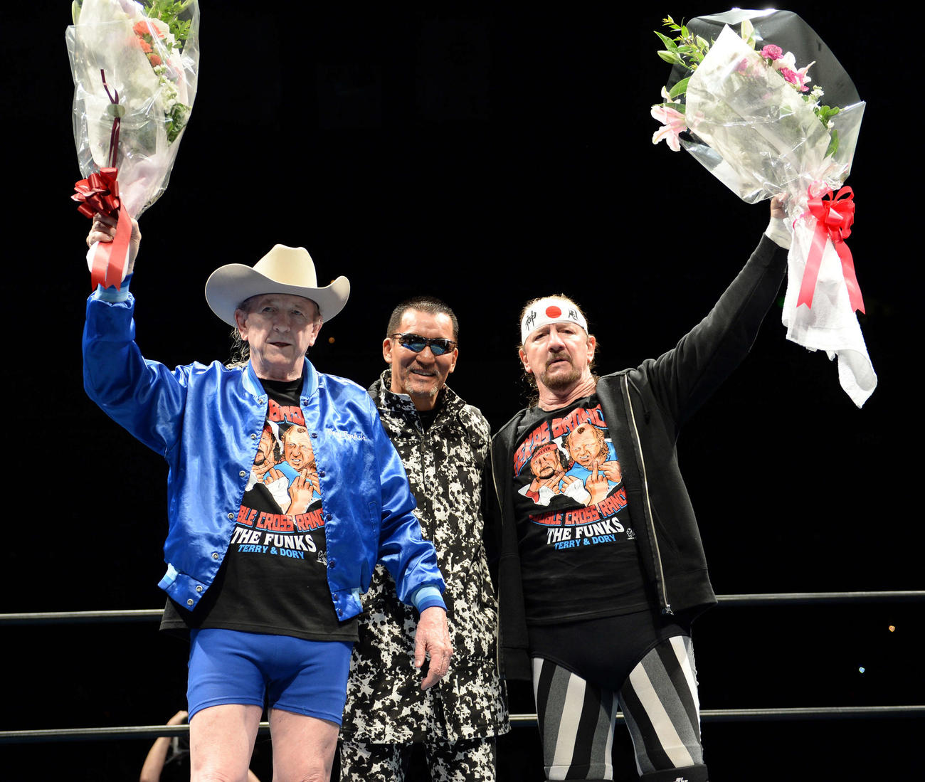 13年、伝説のタッグチーム、ザ・ファンクスのドリー（左）とテリー（右）に花束を贈った蝶野