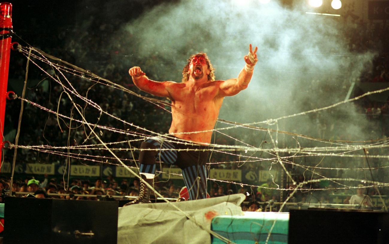 93年、電流有刺鉄線に触れ激痛で雄たけびをあげるテリー・ファンク