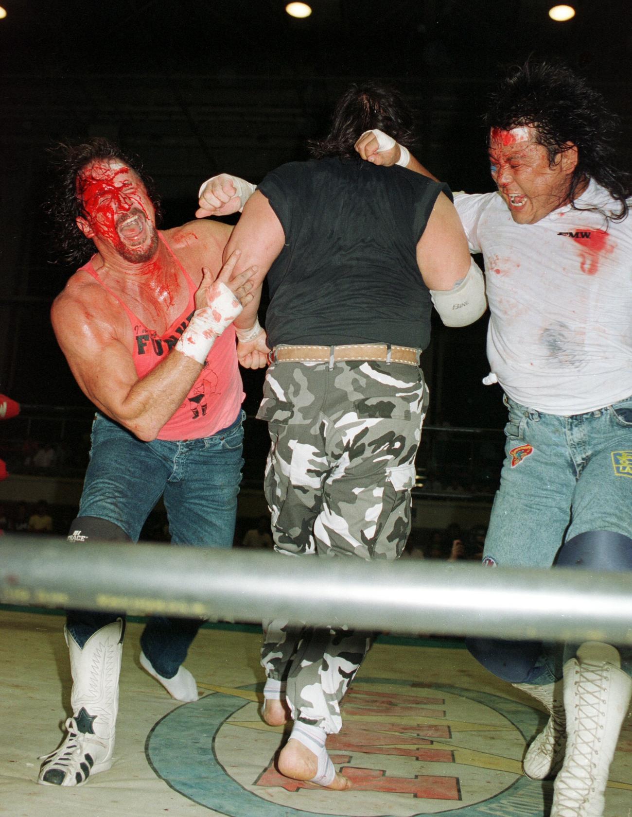 93年、テリー・ファンク（左）と大仁田厚（右）はミスター・ポーゴにショルダーアタックを決める