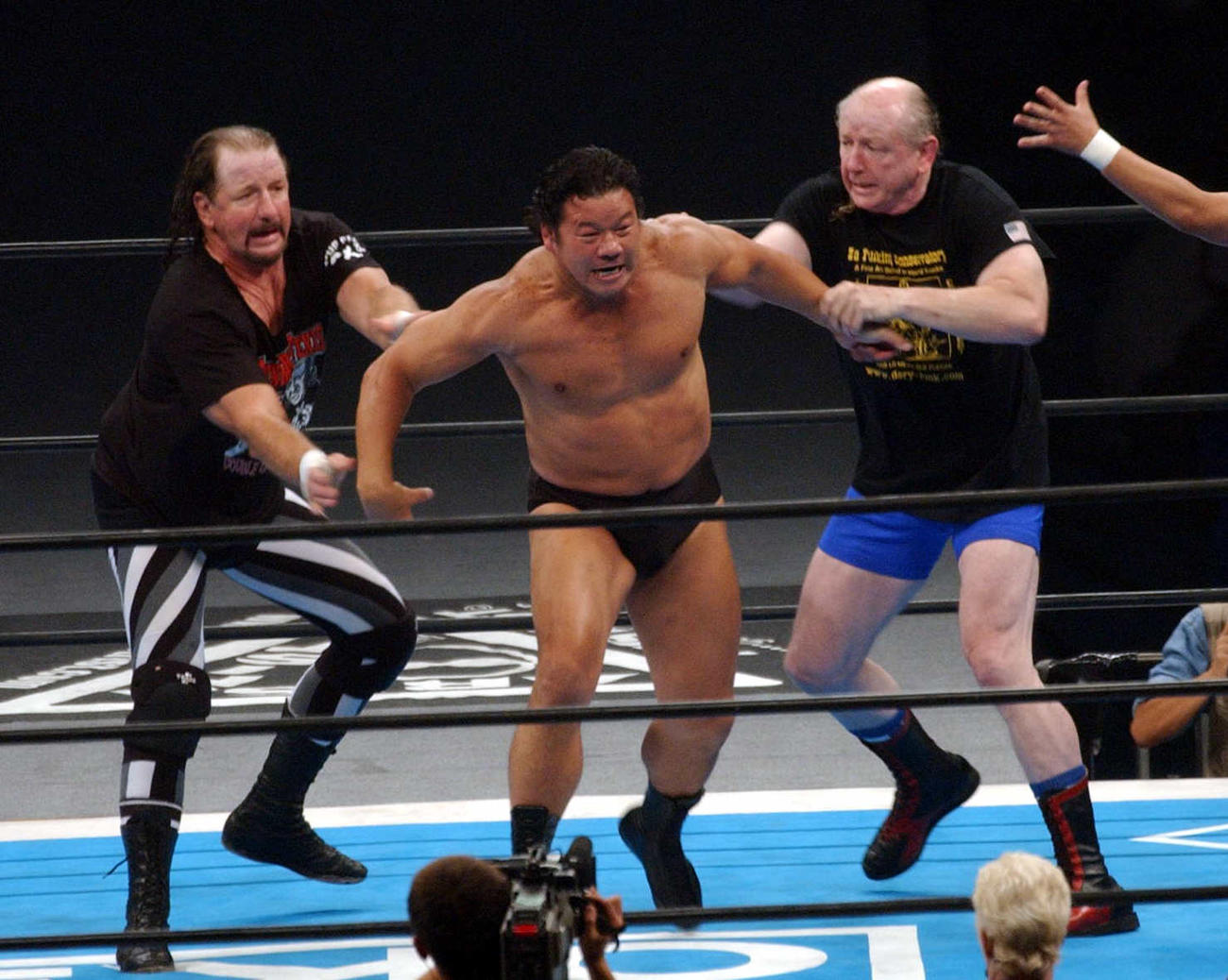 01年、藤波辰巳をロープに飛ばすテリー・ファンク（左）とドリー・ファンクJr（右）