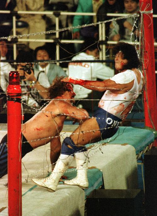 93年、大仁田厚（右）はテリー・ファンクに投げられ電流有刺鉄線に突っ込む