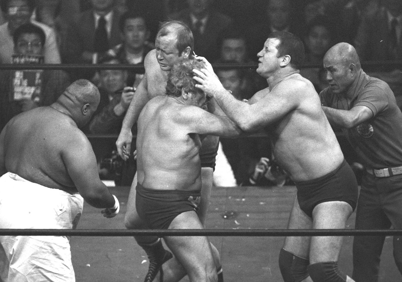 77年12月15日　全日本プロレス世界オープン・タッグ選手権　テリー・ファンクさん（右端）とドリー・ファンクJrの兄弟タッグがアブドーラ・ザ・ブッチャー（左端）ザ・シークと対決した。右端はレフェリーのジョー樋口