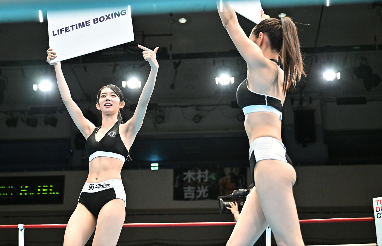 姉妹でラウンドガールを務める妹の上原沙弓理（左）と姉の亜久里（撮影・滝沢徹郎）