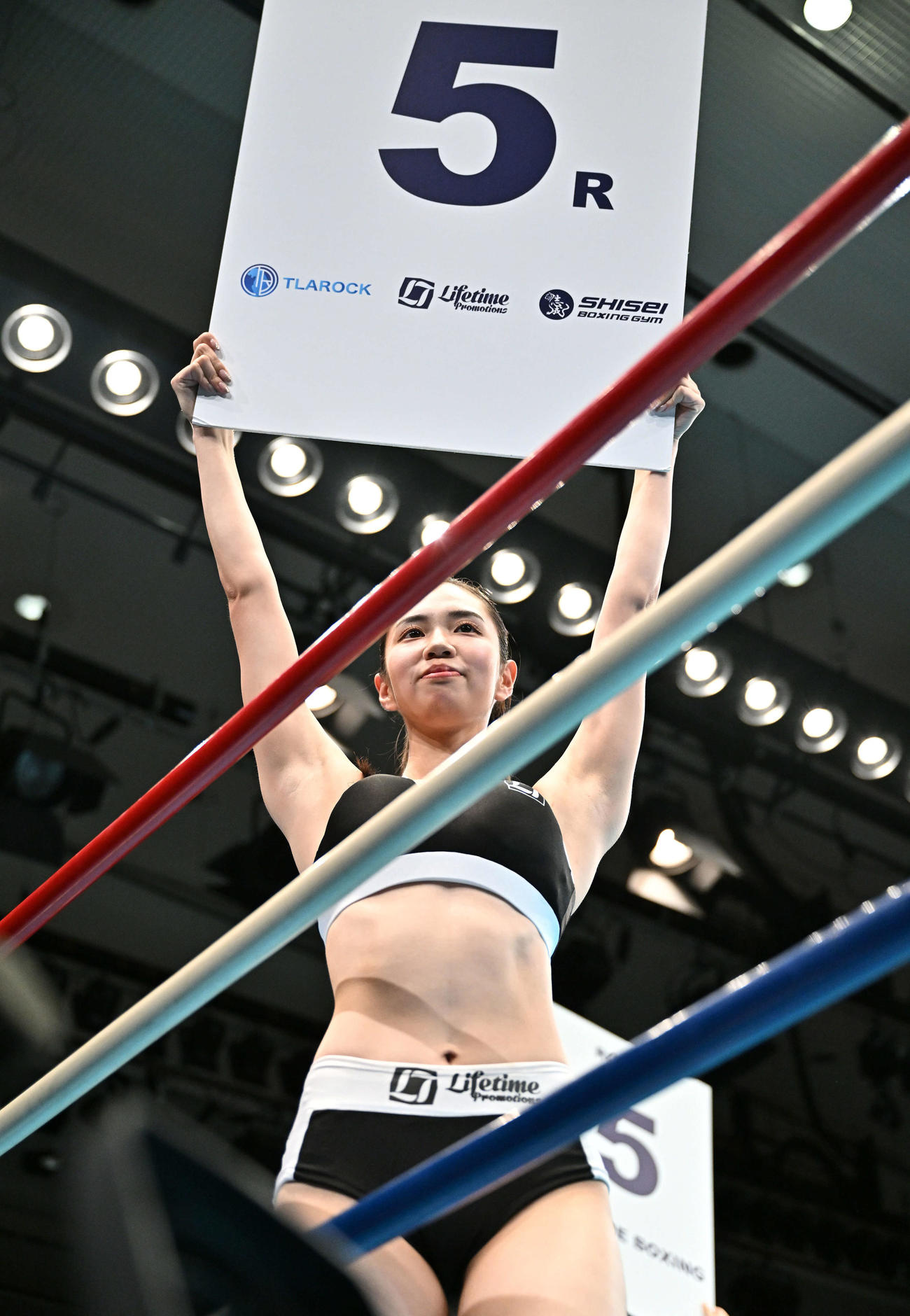 リングを彩る上原亜久里（撮影・滝沢徹郎）