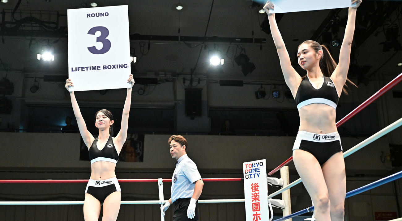 姉妹でラウンドガールを務める妹の上原沙弓理（左）と姉の亜久里（撮影・滝沢徹郎）