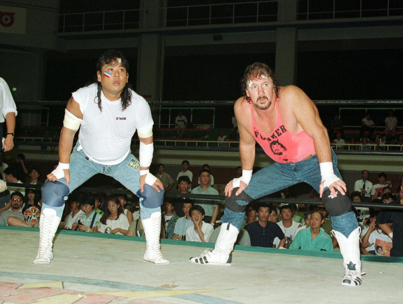 テリー・ファンクさん（右）と初タッグを組む大仁田（1993年8月27日撮影）