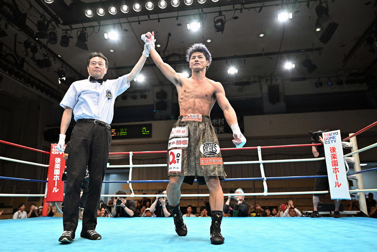 5回TKO勝ちし勝ち名乗りを受ける木村（撮影・滝沢徹郎）