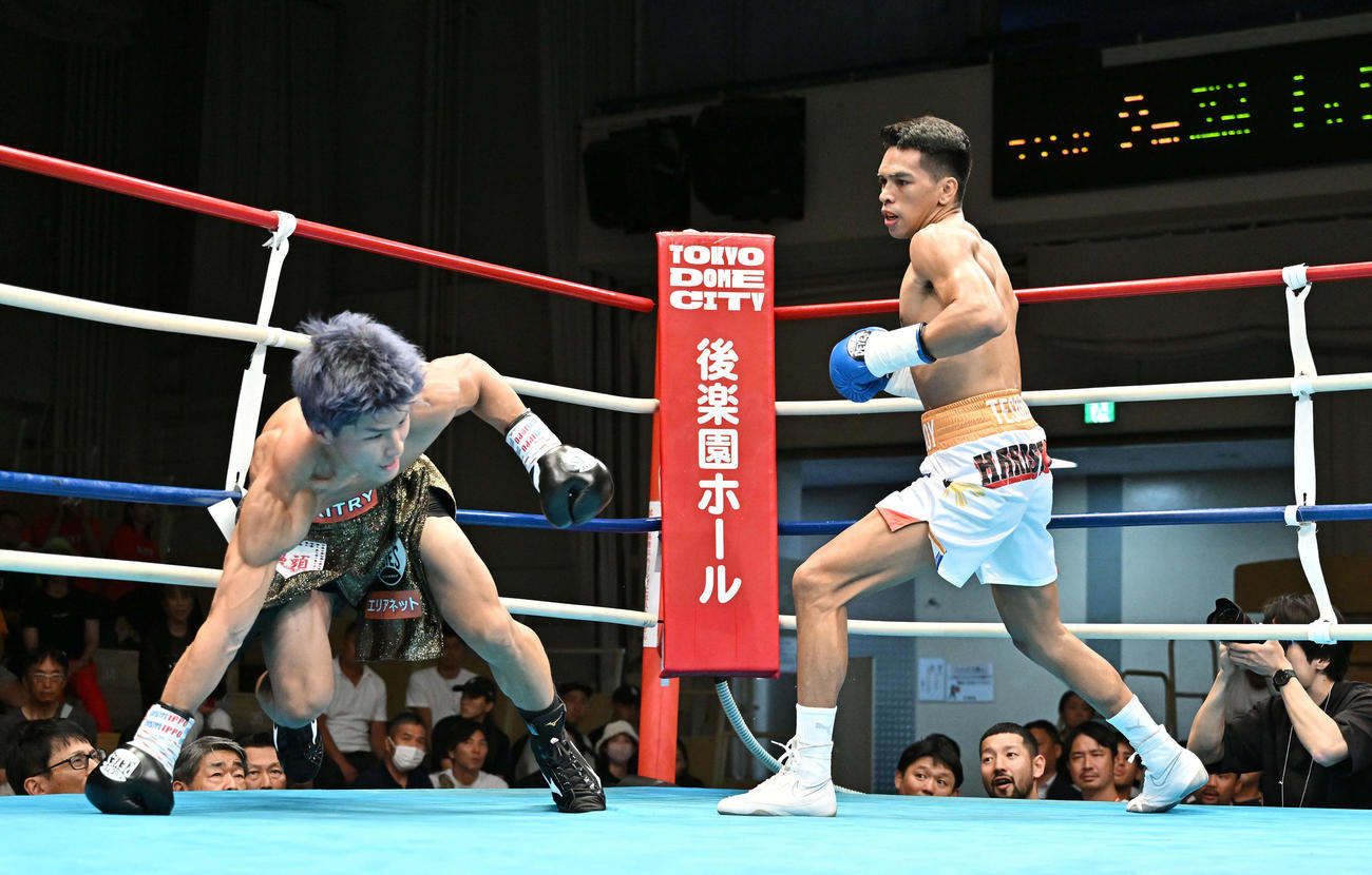 2回、木村（左）はジェスティン・テソロに攻め込まれバランスを崩す（撮影・滝沢徹郎）