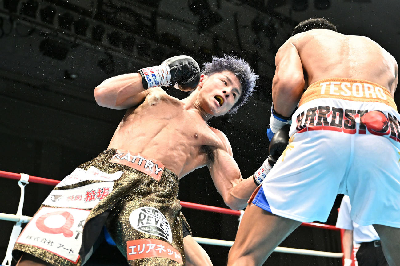 5回、木村（左）はジェスティン・テソロにパンチを打ち込む（撮影・滝沢徹郎）