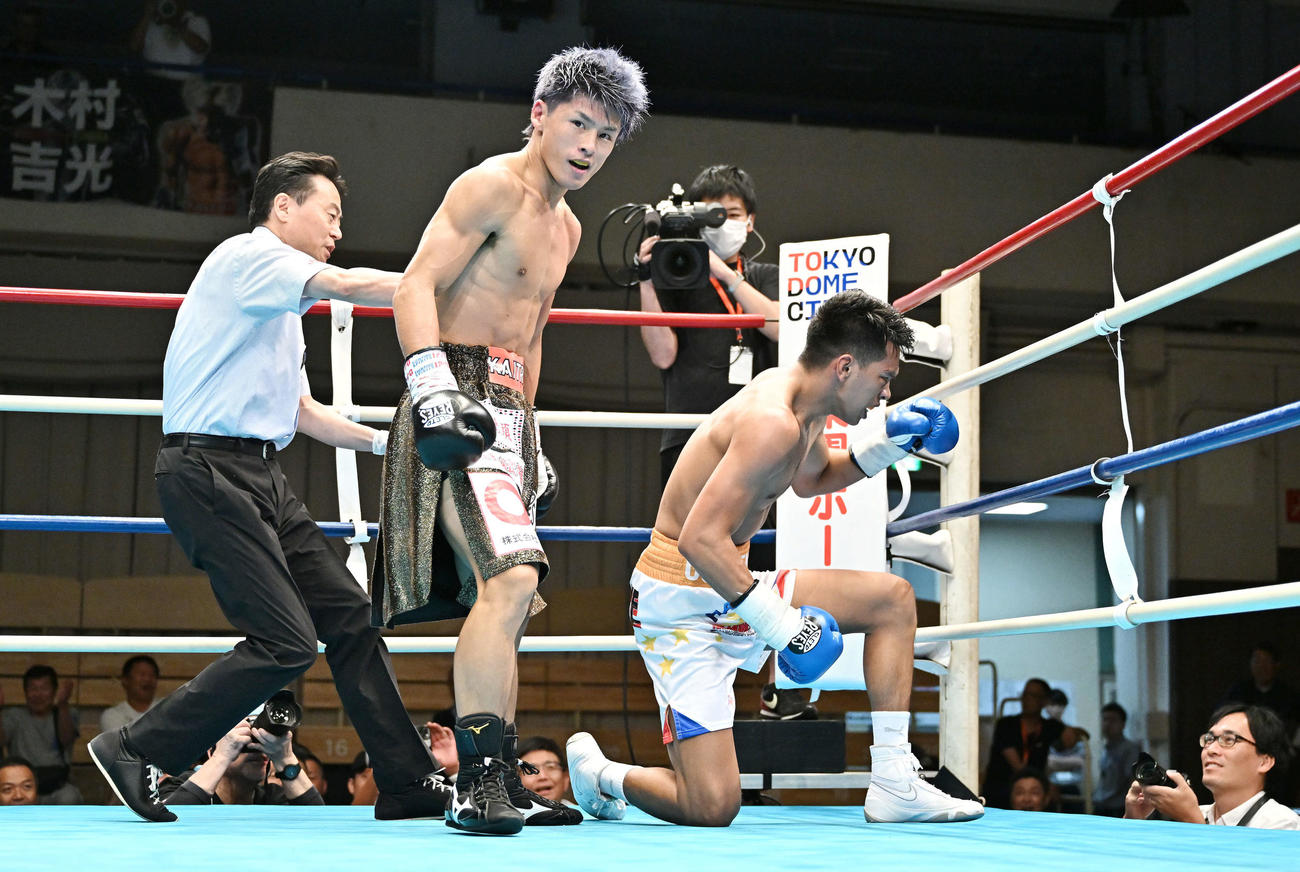 5回、木村（中央）はジェスティン・テソロにTKO勝ちする（撮影・滝沢徹郎）