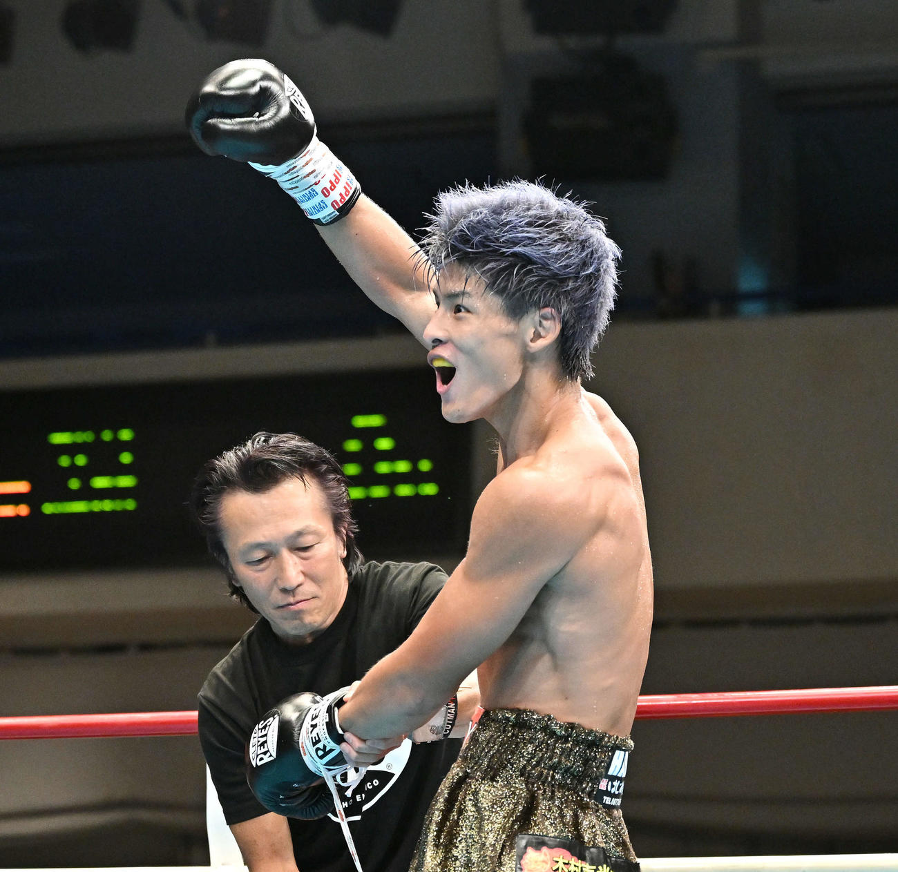 5回、ジェスティン・テソロにTKO勝ちし観客席にガッツポーズする木村（撮影・滝沢徹郎）