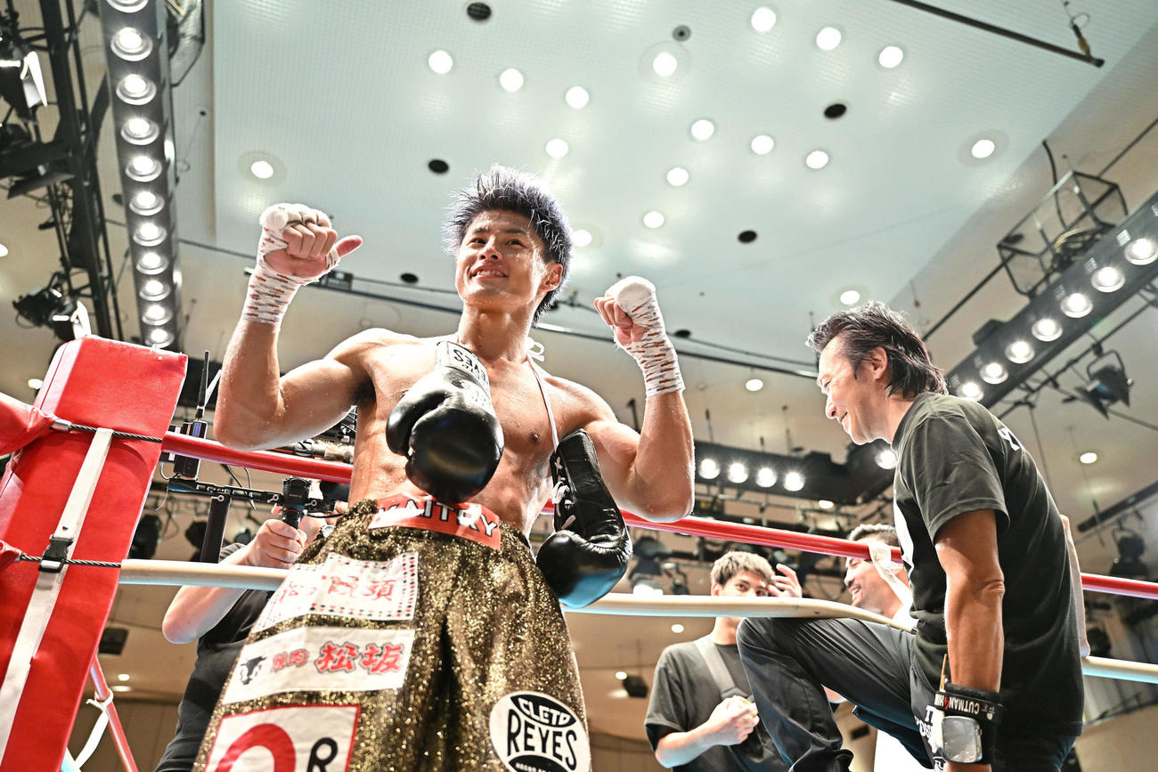 5回TKO勝ちした木村は笑顔でリングを去る（撮影・滝沢徹郎）