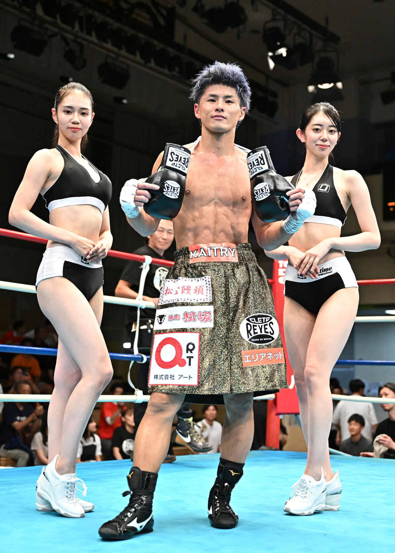 TKO勝ちした木村はラウンドガールを姉妹で務めた姉の上原亜久里（左）と妹の沙弓理と記念撮影する（撮影・滝沢徹郎）
