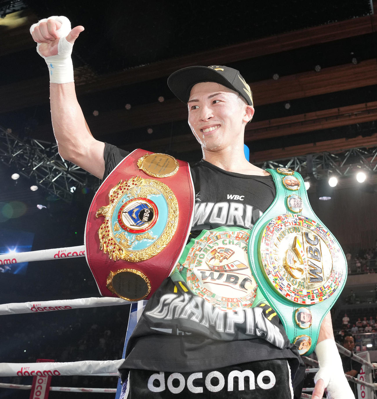 2023年7月25日　WBC、WBO世界スーパーバンタム級王者の井上はベルトを肩にかけサムズアップポーズ