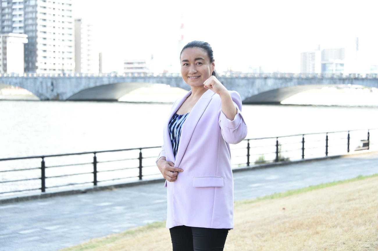 萬代橋をバックに新潟大会をPRする里村