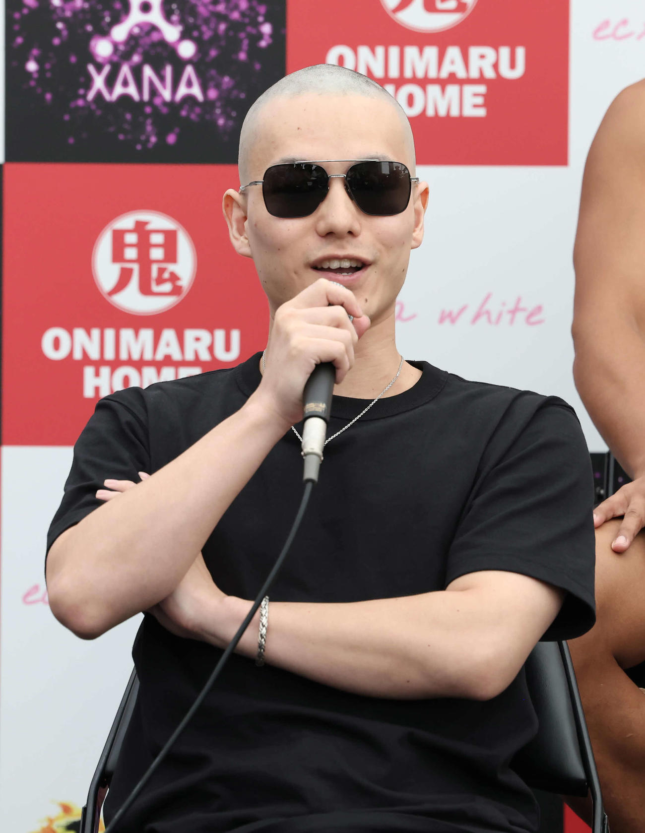 前日会見に臨むブレイキングオタクリョウ（撮影・丹羽敏通）
