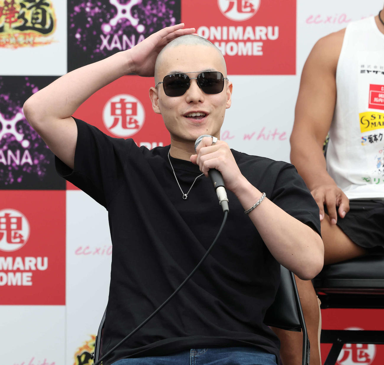 前日会見に臨むブレイキングオタクリョウ（撮影・丹羽敏通）