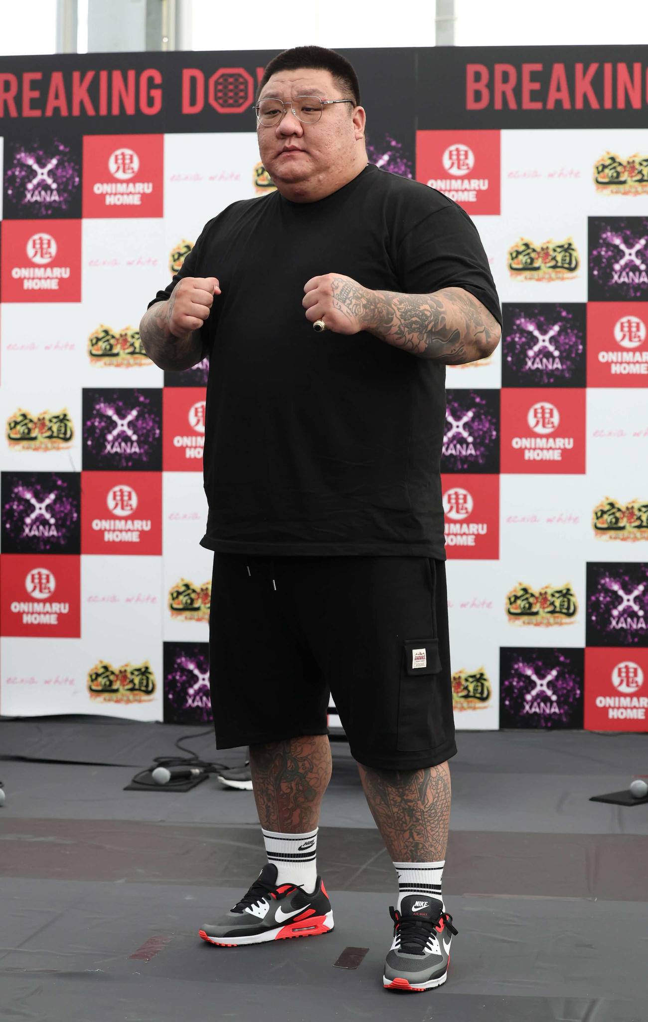 対戦相手のジェローム・レ・バンナが欠席するもファイティングポーズを決めるキム・ジェフン（撮影・丹羽敏通）