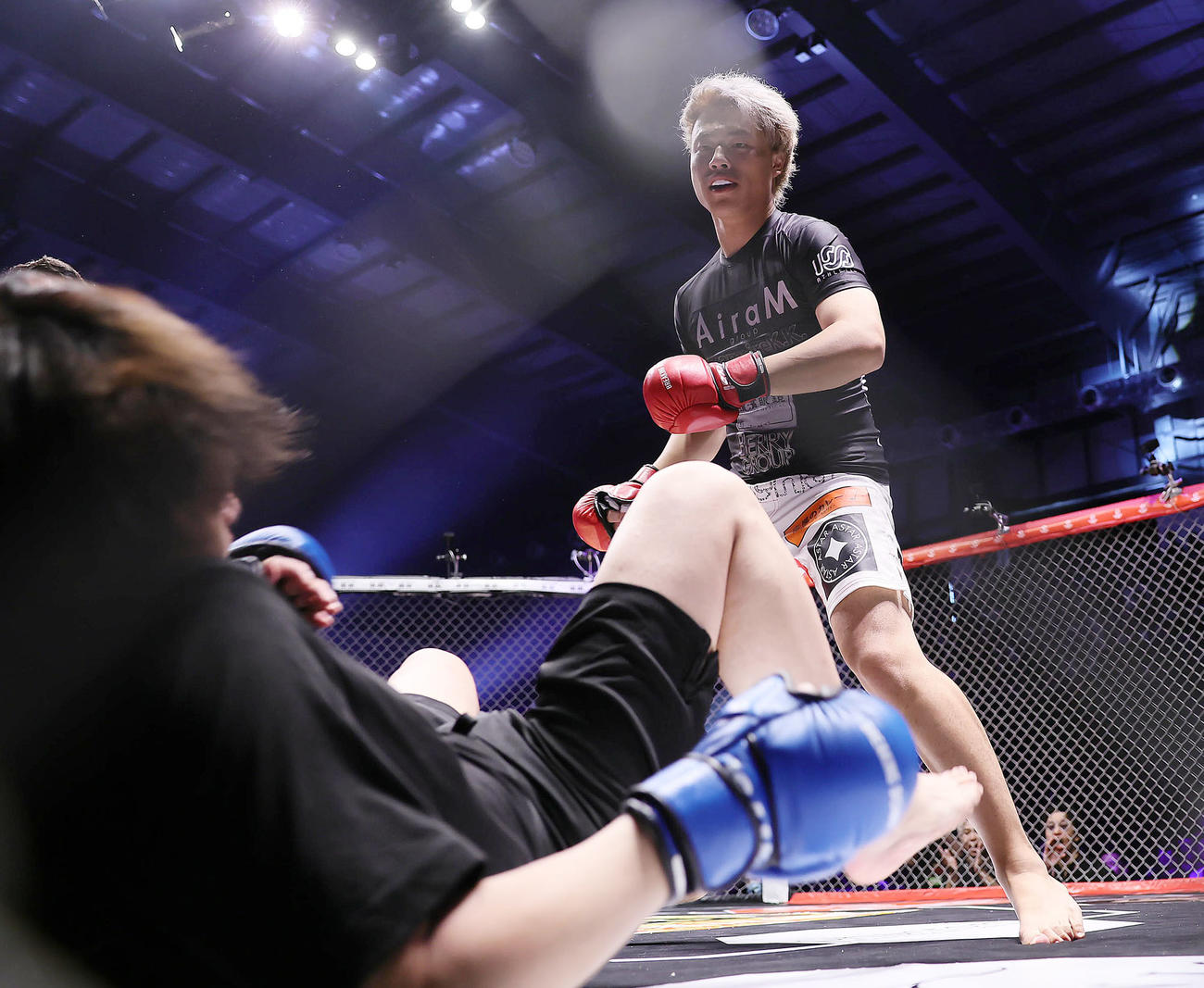 やまかわしょうた（左）からダウンを奪う超10人ニキ2（撮影・足立雅史）