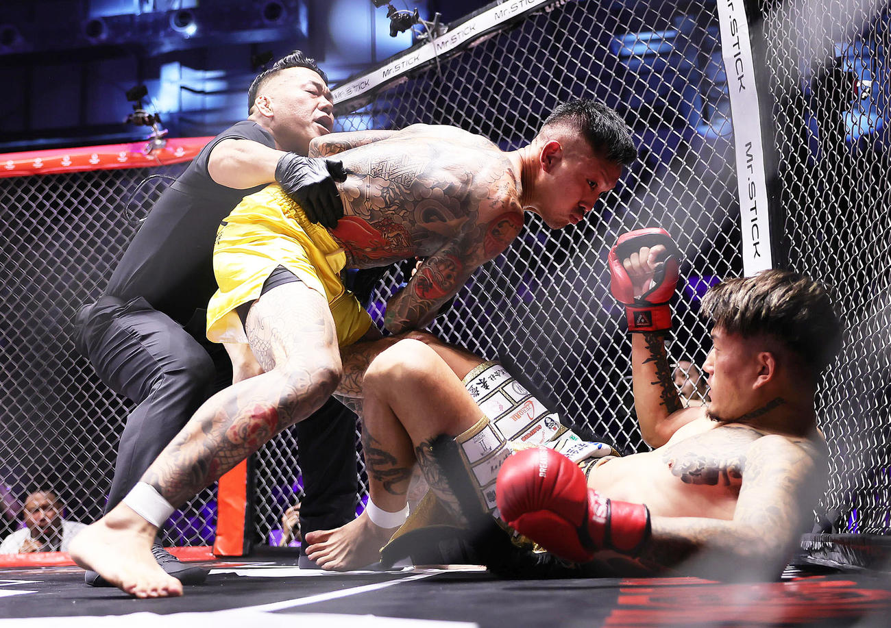 尾田(北関東)（左）はシェンロン(大阪)を破る（撮影・足立雅史）