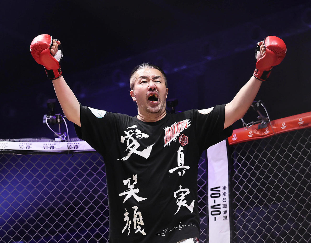 所沢のタイソンに勝利しガッツポーズするおくのたかし（撮影・足立雅史）