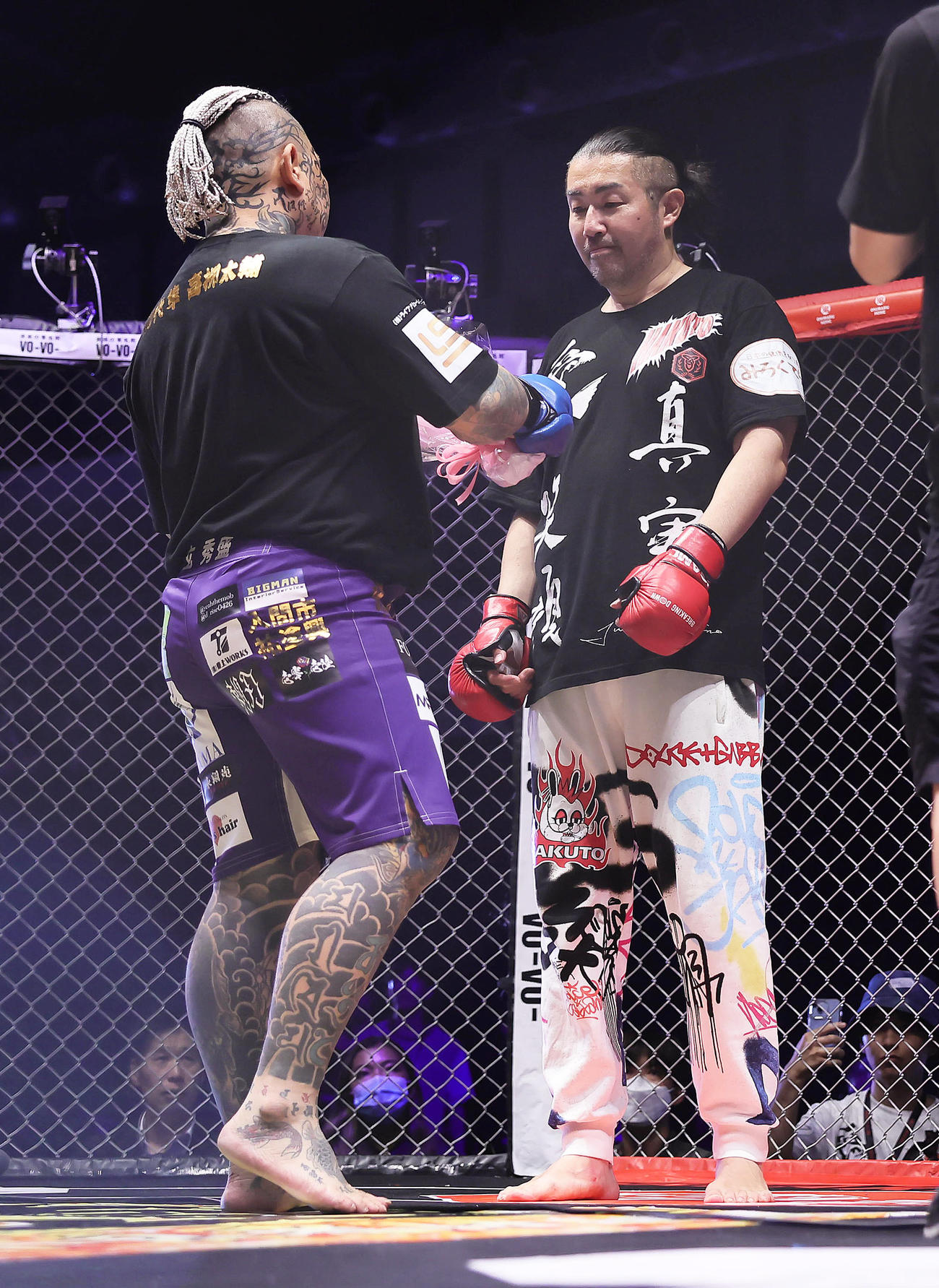 所沢のタイソン（左）はおくのたかしに花束を渡さずその場に落とす（撮影・足立雅史）