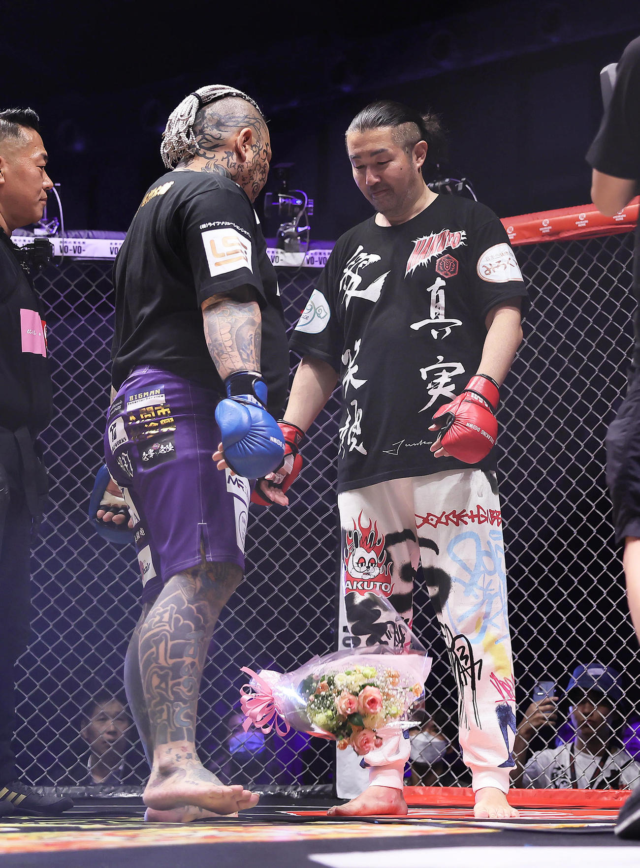 所沢のタイソン（左）はおくのたかしに花束を渡さずその場に落とす（撮影・足立雅史）