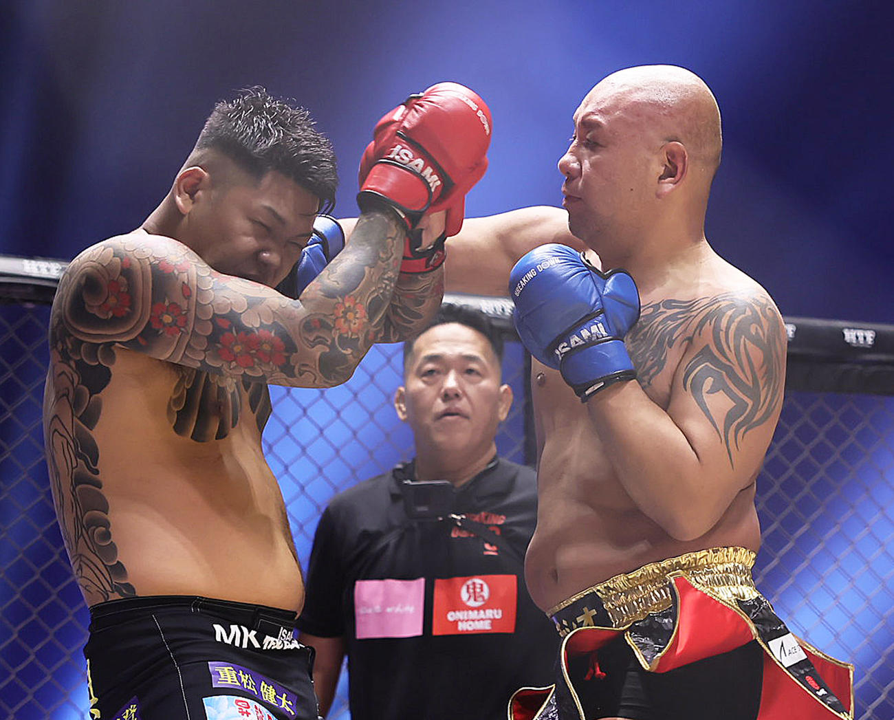 サップ西成（右）は松井を攻める（撮影・足立雅史）